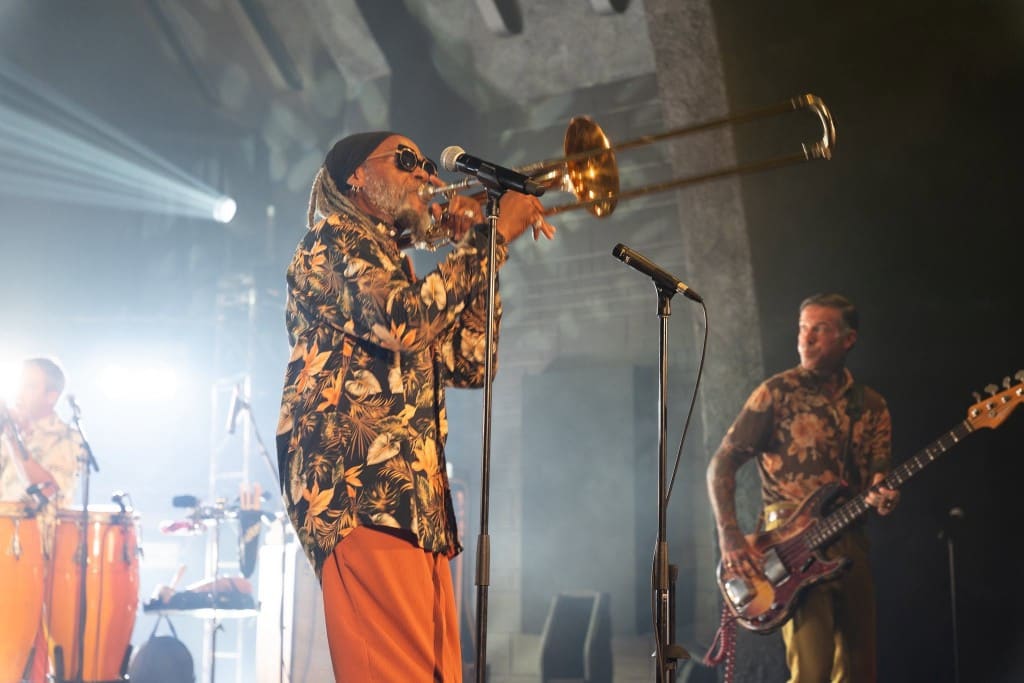 Musiciens en spectacle, trombone et basse sous les projecteurs