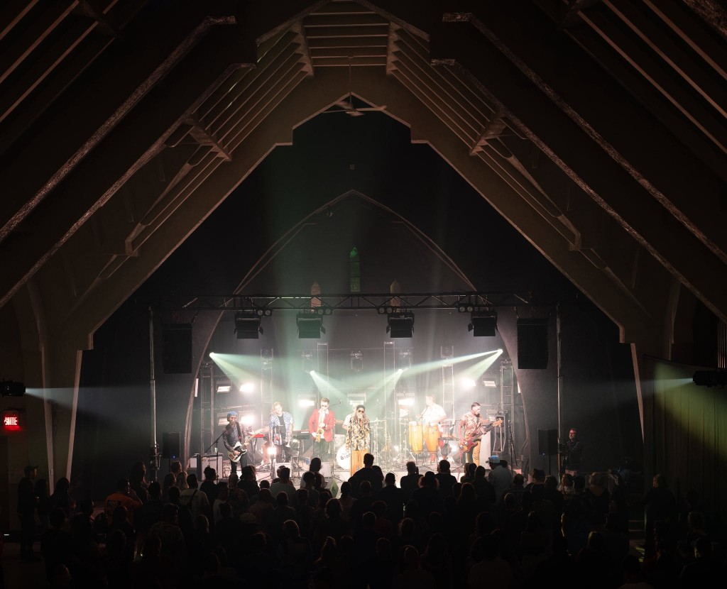 Concert dans l'église : groupe sur scène sous les voûtes