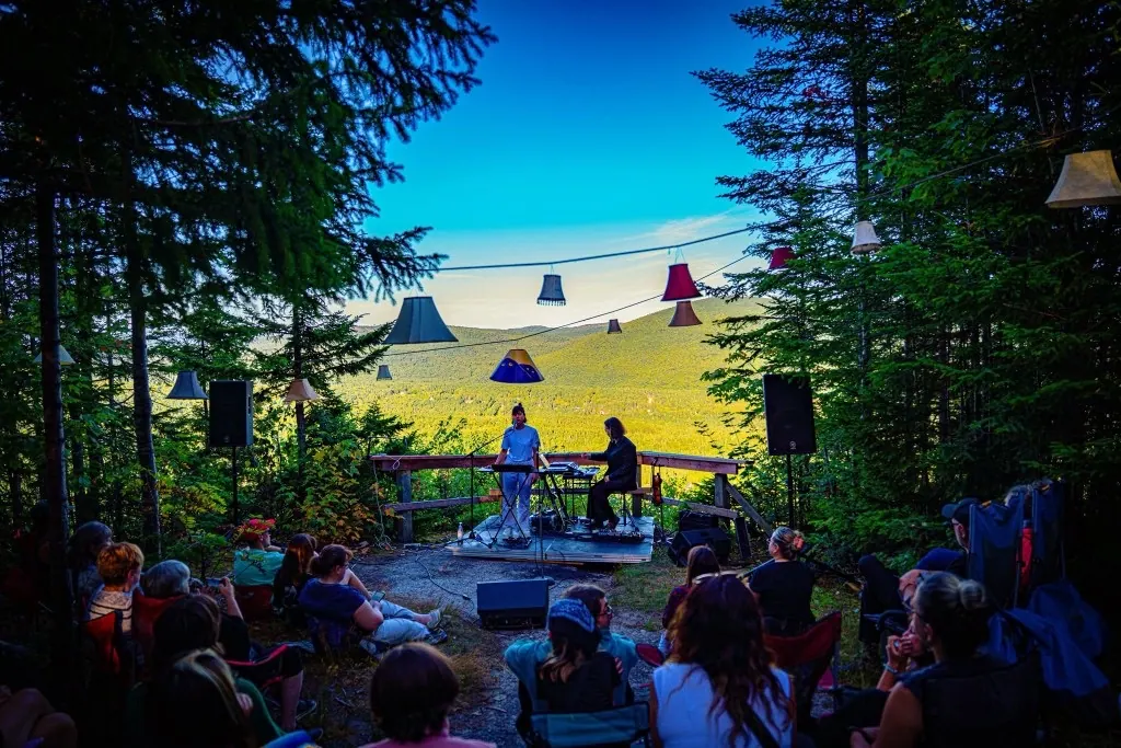 Concert en forêt avec vue sur la vallée lors du Festival à deux têtes