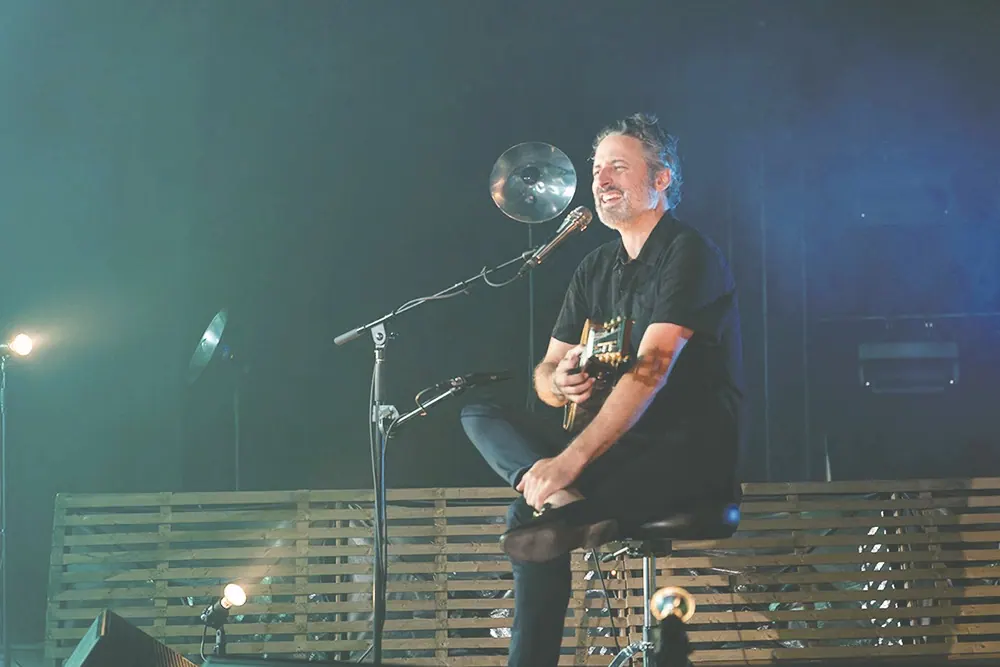 Louis-Jean Cormier en spectacle intimiste, ukulélé et lumières chaudes