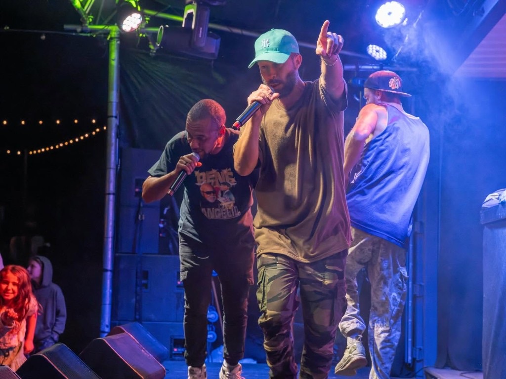 Artistes en performance hip-hop sur scène