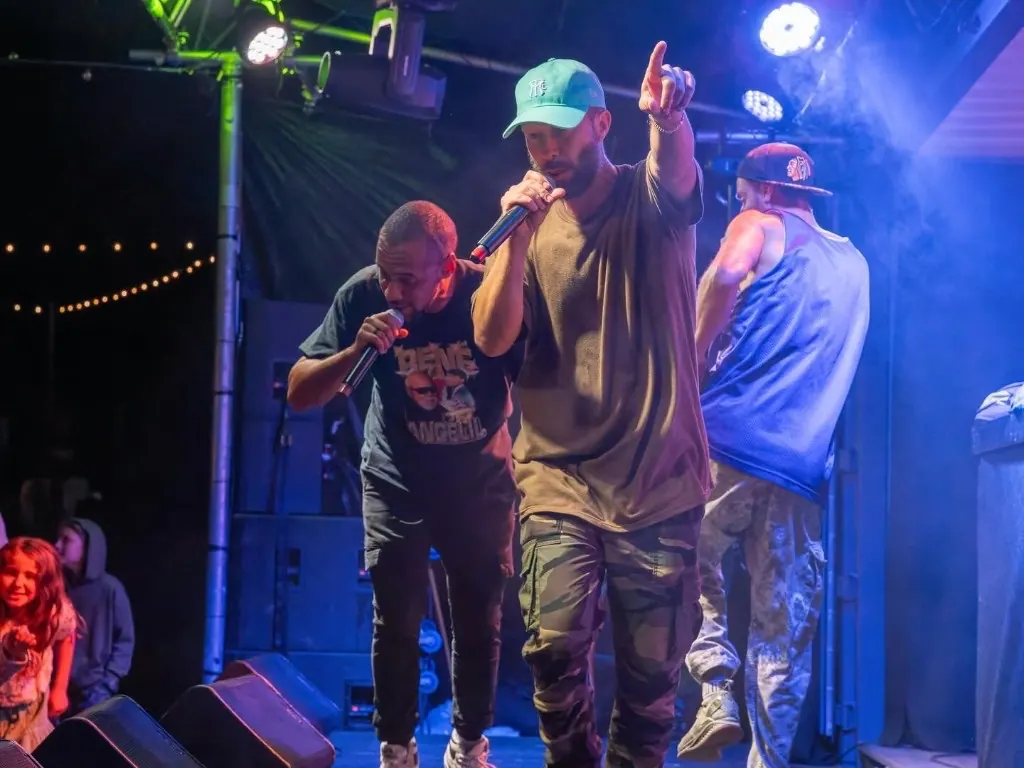 Artistes en performance hip-hop sur scène