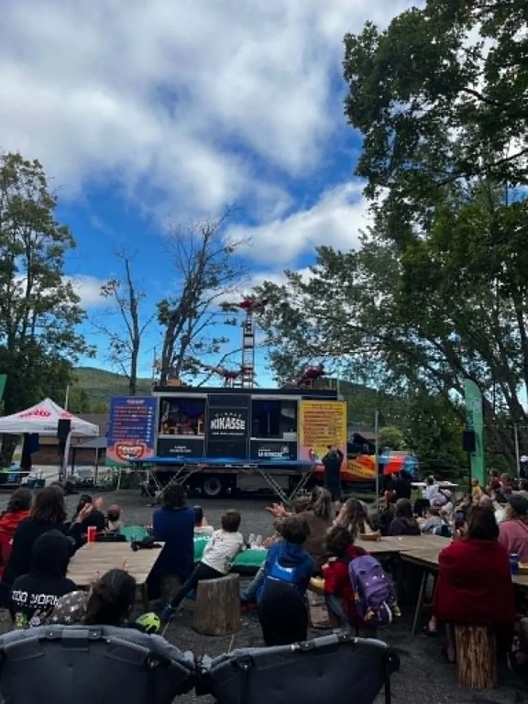 Spectacle du Cirque Kikasse : acrobates sur le toit du camion devant le public du Festival à deux têtes 2025
