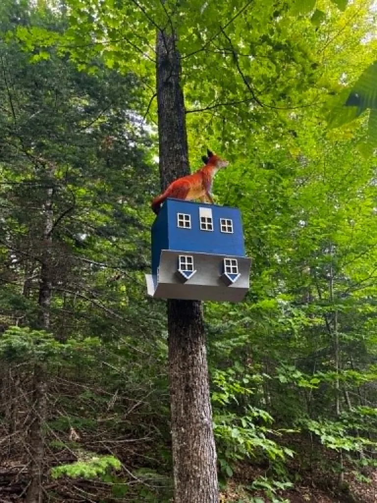 Œuvre de Mathieu Gotti : sculpture d'un renard roux perché en forêt