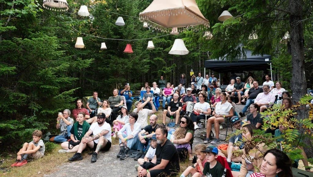 Public sur le site extérieur du festival