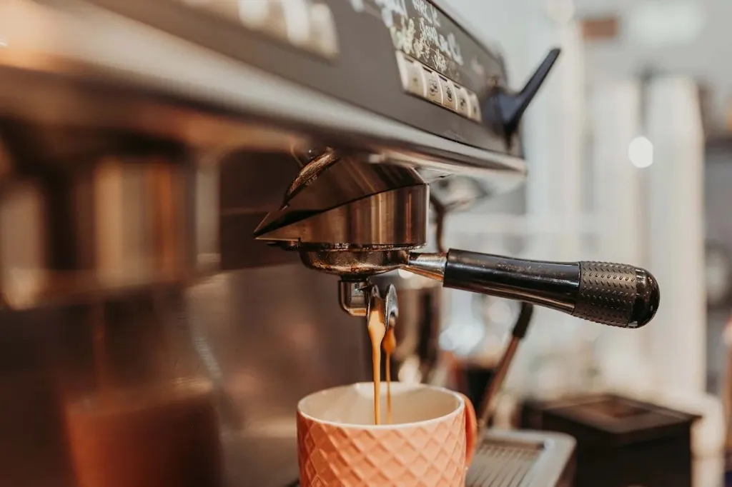 Espresso qui coule dans une tasse texturée à La Bulle café-boutique