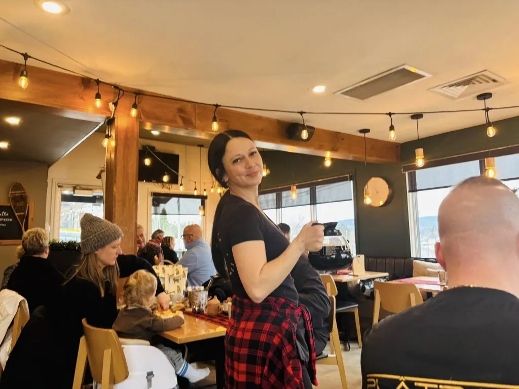 Ambiance accueillante au Restaurant Le Lavallois : salle et service