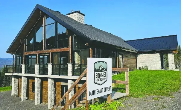 Sommet Bistro Pub : chalet contemporain à Sainte-Brigitte-de-Laval
