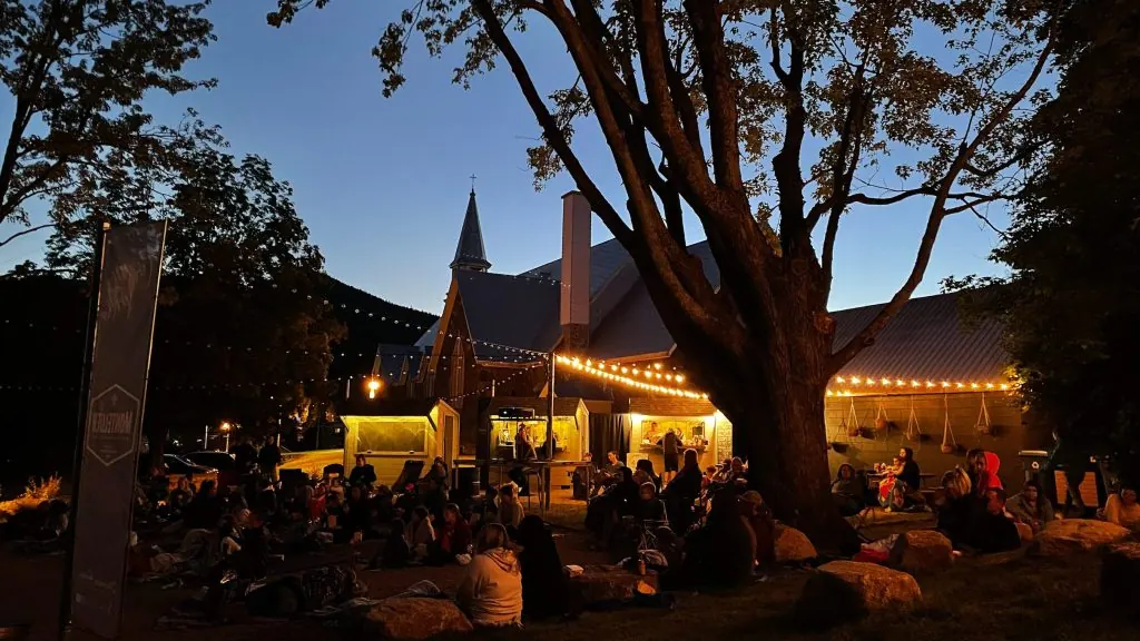 Ambiance festive en plein air au Festival à deux têtes