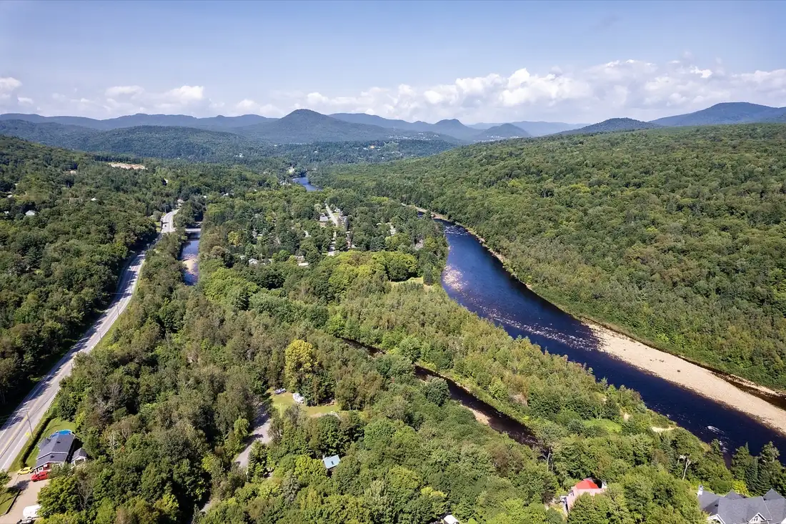 Panorama de vallée depuis les hauteurs à Sainte-Brigitte-de-Laval