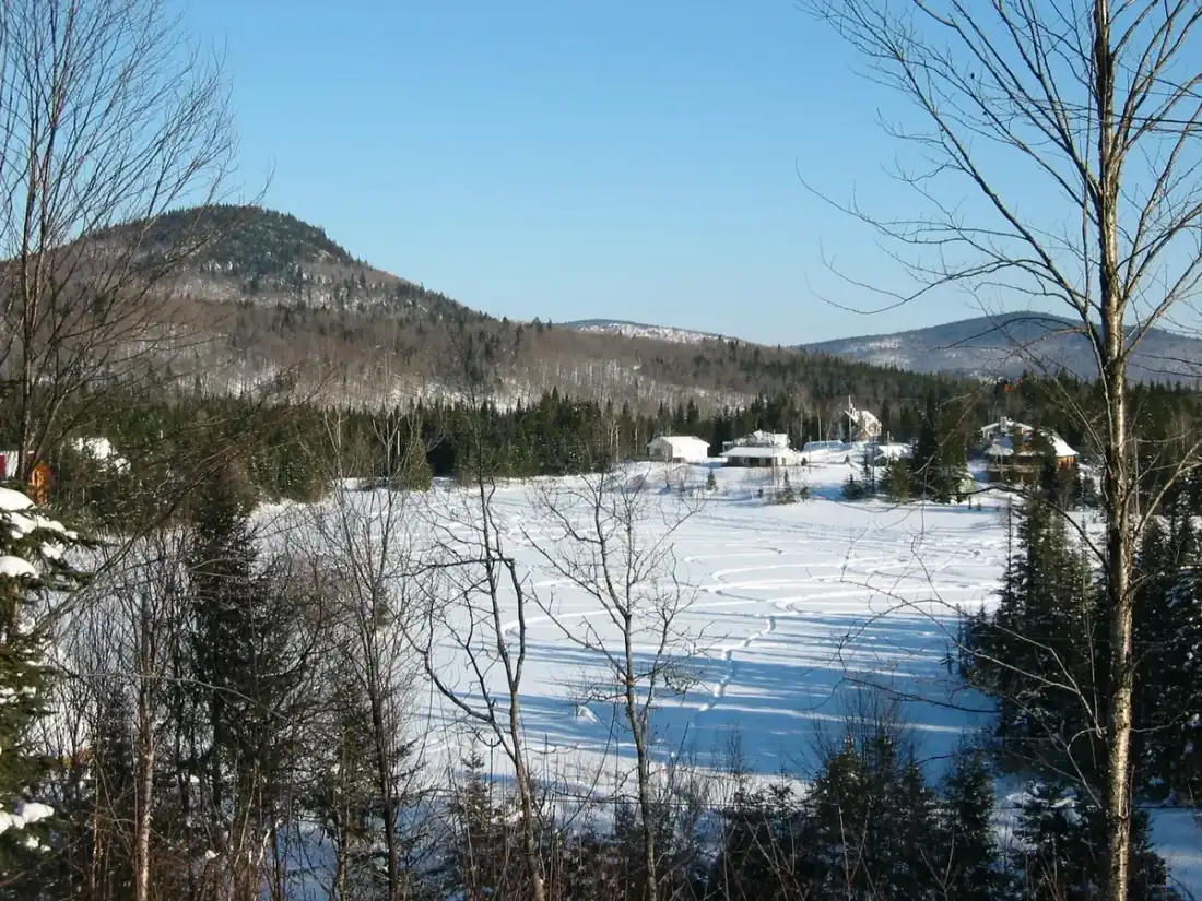 Lac Poulin enneigé et montagnes à Sainte-Brigitte-de-Laval