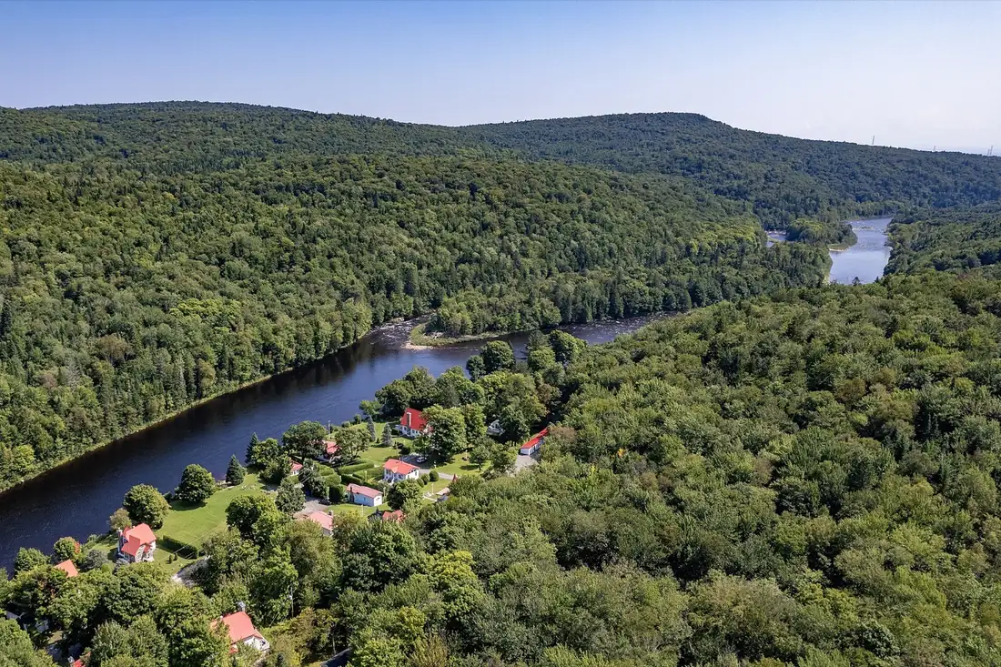 Rivière Montmorency serpentant entre les forêts à Sainte-Brigitte-de-Laval