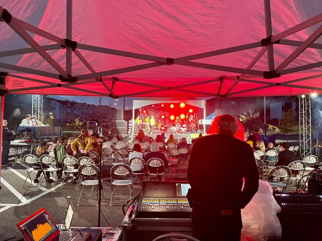 Régie son pendant un spectacle en plein air